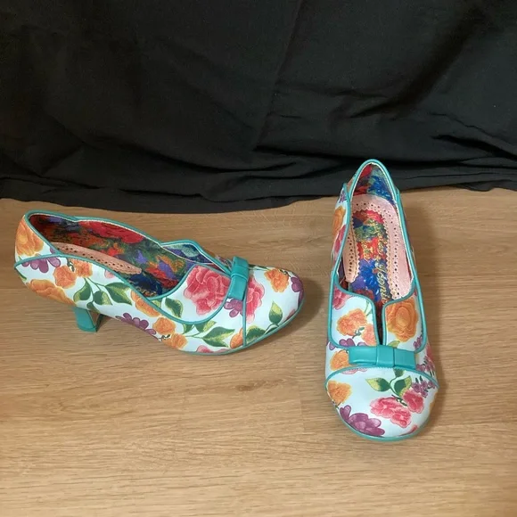 Floral Women's Shoes with Teal Accents - Picture 15 of 16